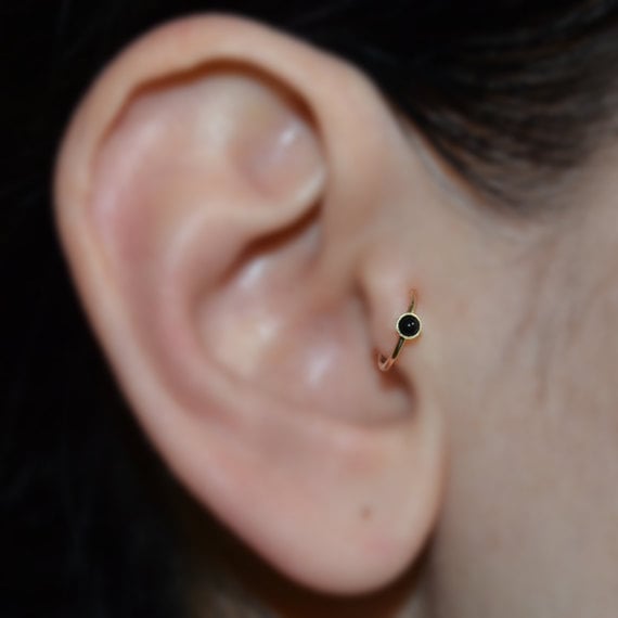 Tragus Ohrring 20G - Nasenring Gold 2mm Onyx Hoop Weiter Helix Knorpelohrring Turm Piercing Conch von ModernJewelBoutique