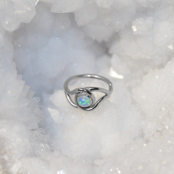 Tragus Ohrring 20G - Silber Nasenring 2mm Opal Hoop Weiter Helix Knorpelohrring Turmpiercing Conch Tragus Ohrring 20G - Silber Nasenring 2mm Opal Hoop Weiter Helix Knorpelohrring Turmpiercing Conch von ModernJewelBoutique