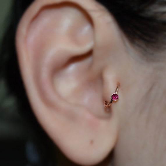 Tragus-Ohrring - Gold-Nasenpiercing Helix-Ring 2 Mm Roter Rubin-Tragus-Reifen Daith-Piercing Knorpelring Rook-Schmuck Nasenring 20 G Tragus-Ohrring - Gold-Nasenpiercing Helix-Ring 2 Mm Roter Rubin-Tragus-Reifen Daith-Piercing Knorpelring Rook-Schmuck Nasenring 20 G von ModernJewelBoutique