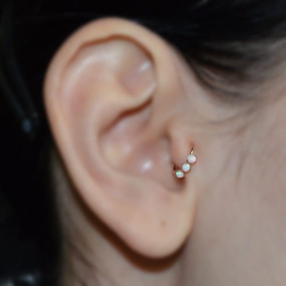 Tragus-Ohrring - Gold-Nasenpiercing Helix-Ring Weißer Opal-Tragus-Reifen Daith-Piercing Knorpelring Rook-Schmuck Nasenring 16 G Tragus-Ohrring - Gold-Nasenpiercing Helix-Ring Weißer Opal-Tragus-Reifen Daith-Piercing Knorpelring Rook-Schmuck Nasenring 16 G von ModernJewelBoutique