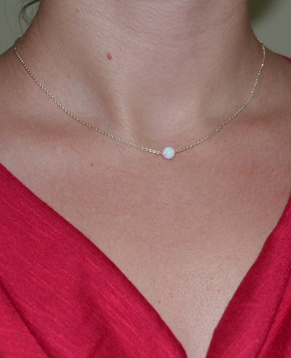 Weiße Opal Halskette, Kleine Einfache Zierliche Silber Minimalist Anhänger Brautjungfer Schmuck von ModernJewelBoutique