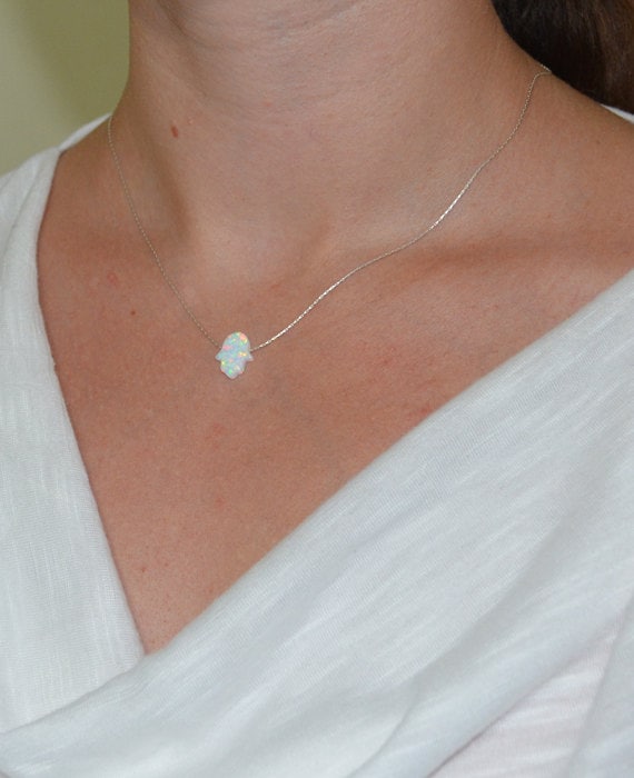 Weiße Opal-Hamsa-Hand-Halskette, Kleine Opal-Halskette, Schlichte Zierliche Schutz-/Glücks-/Böser-Augen-Silberhalskette, Opal-Schmuck/Schmuck Weiße Opal-Hamsa-Hand-Halskette, Kleine Opal-Halskette, Schlichte Zierliche Schutz-/Glücks-/Böser-Augen-Silberhalskette, Opal-Schmuck/Schmuck von ModernJewelBoutique