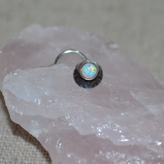 Weißer Opal-Nasenstecker - Silberner Nasenring 18 Gauge Tragus-Ohrring Knorpelohrring Vorwärtshelix-Ohrring Nasenschraube Nasenpiercing Weißer Opal-Nasenstecker - Silberner Nasenring 18 Gauge Tragus-Ohrring Knorpelohrring Vorwärtshelix-Ohrring Nasenschraube Nasenpiercing von ModernJewelBoutique
