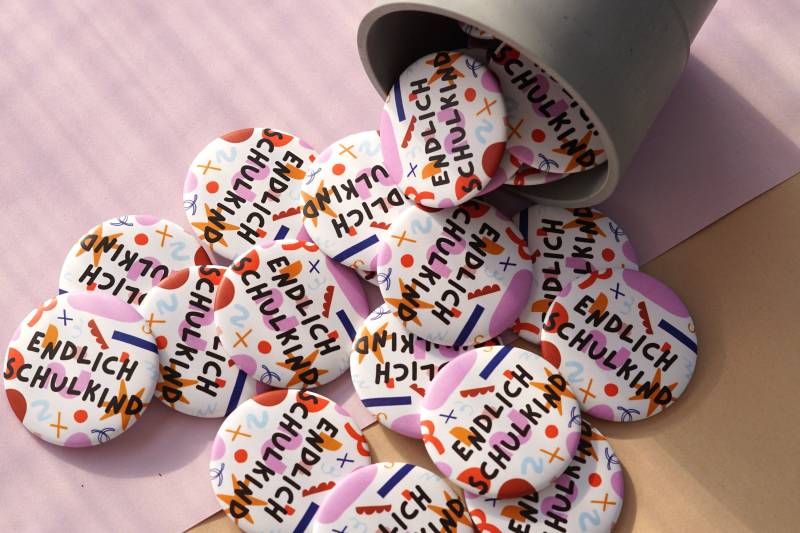 Button Groß Endlich Schulkind ⋒Kunterbunte Welt⋒ - Ansteckbutton Matt Mit Nadel 56 Mm I Einschulung von ModernKidsArtShop
