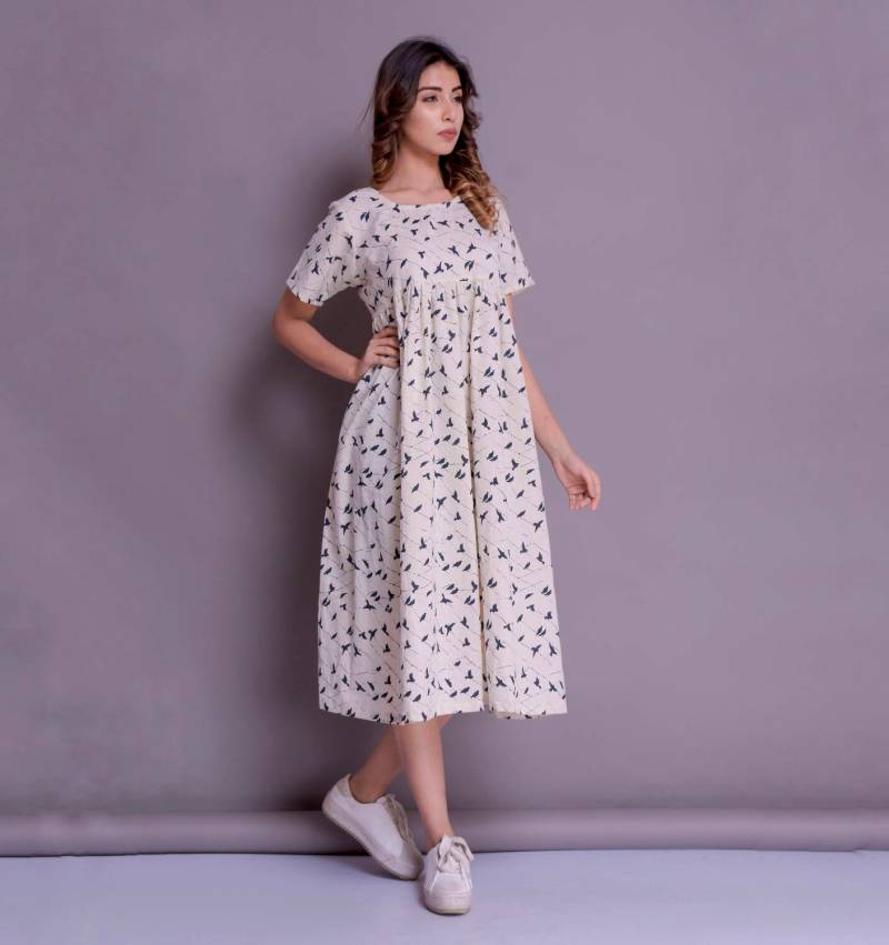 Handgefertigtes Leinen Maxi Kleid Vogel Print Empire Taille Sommerkleid von ModernMoveBoutique