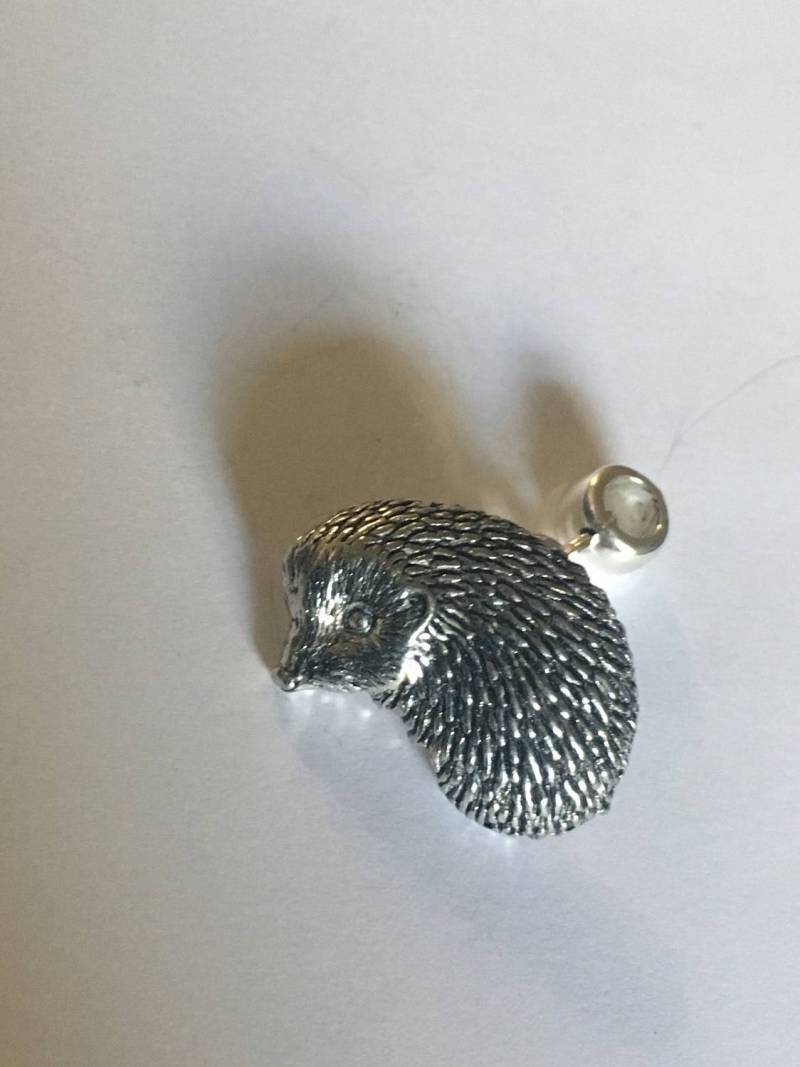 Igel A16 Charm Anhänger Mit 5 Mm Öse Passend Für Armbänder, Pandora, Ketten in Chrom-Gold Oder Zinn-Finish Erhältlich von ModernPewterAndGifts