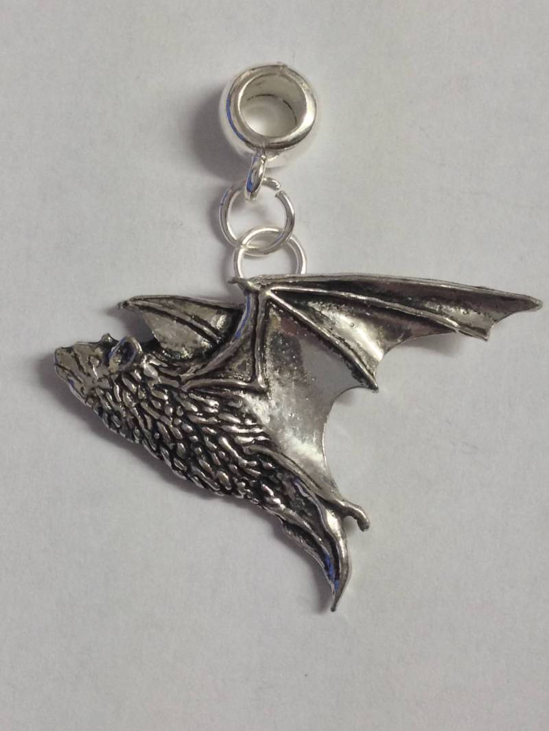 Pipistrelle Fledermaus Anhänger C16 Mit 5 Mm Öse Passend Für Armbänder, Pandora Ketten, Ketten in Chromoptik Oder Zinn Erhältlich Pipistrelle Fledermaus Anhänger C16 Mit 5 Mm Öse Passend Für Armbänder, Pandora Ketten, Ketten in Chromoptik Oder Zinn Erhältlich von ModernPewterAndGifts