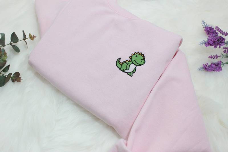 Dino Gesticktes Sweatshirt Geschenk, Gestickter Handgemachter Niedlicher Unisex Rundhalsausschnitt Langarmpullover - Mehrere Farben von ModernTrace