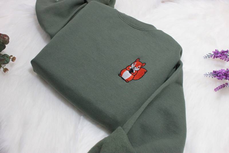 Eichhörnchen Besticktes Sweatshirt Geschenk, Bestickter Handgemachter Niedlicher Unisex Rundhalsausschnitt Langarmpullover - Mehrere Farben von ModernTrace