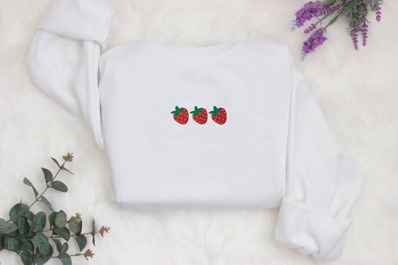 Erdbeere Besticktes Sweatshirt Geschenk, Bestickter Handgemachter Niedlicher Unisex Rundhalsausschnitt Langarmpullover - Mehrere Farben von ModernTrace