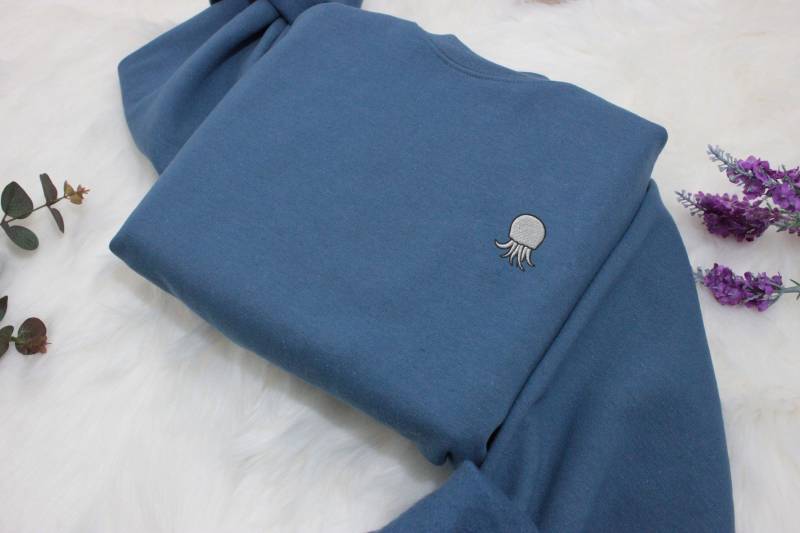 Qualle Besticktes Sweatshirt Geschenk, Bestickter Handgemachter Niedlicher Unisex Rundhalsausschnitt Langarmpullover - Mehrere Farben von ModernTrace