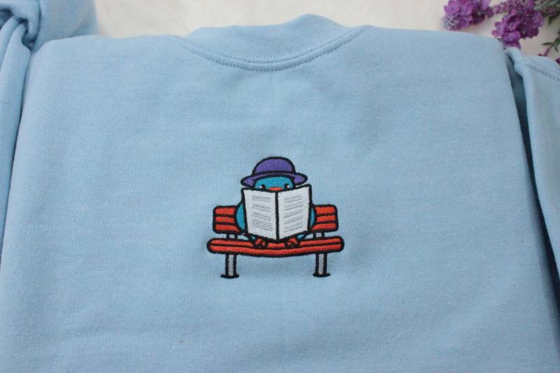 Spion Taube Bestickt Sweatshirt | Gildan Pullover in Mehreren Farben von ModernTrace