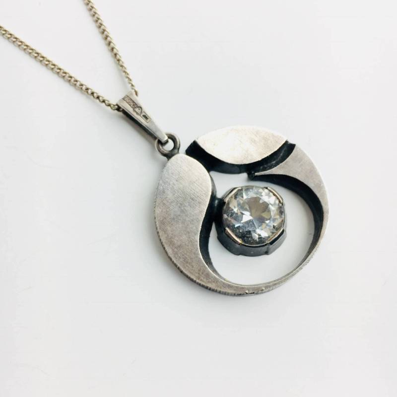 Mit Original-Box/A Modernist Karl Laine Sterling Silber Und Bergkristall Anhänger, Sten & Laine, 1970Er Jahre, Made in Finland Mit Original-Box/A Modernist Karl Laine Sterling Silber Und Bergkristall Anhänger, Sten & Laine, 1970Er Jahre, Made in Finland von ModernistNordic