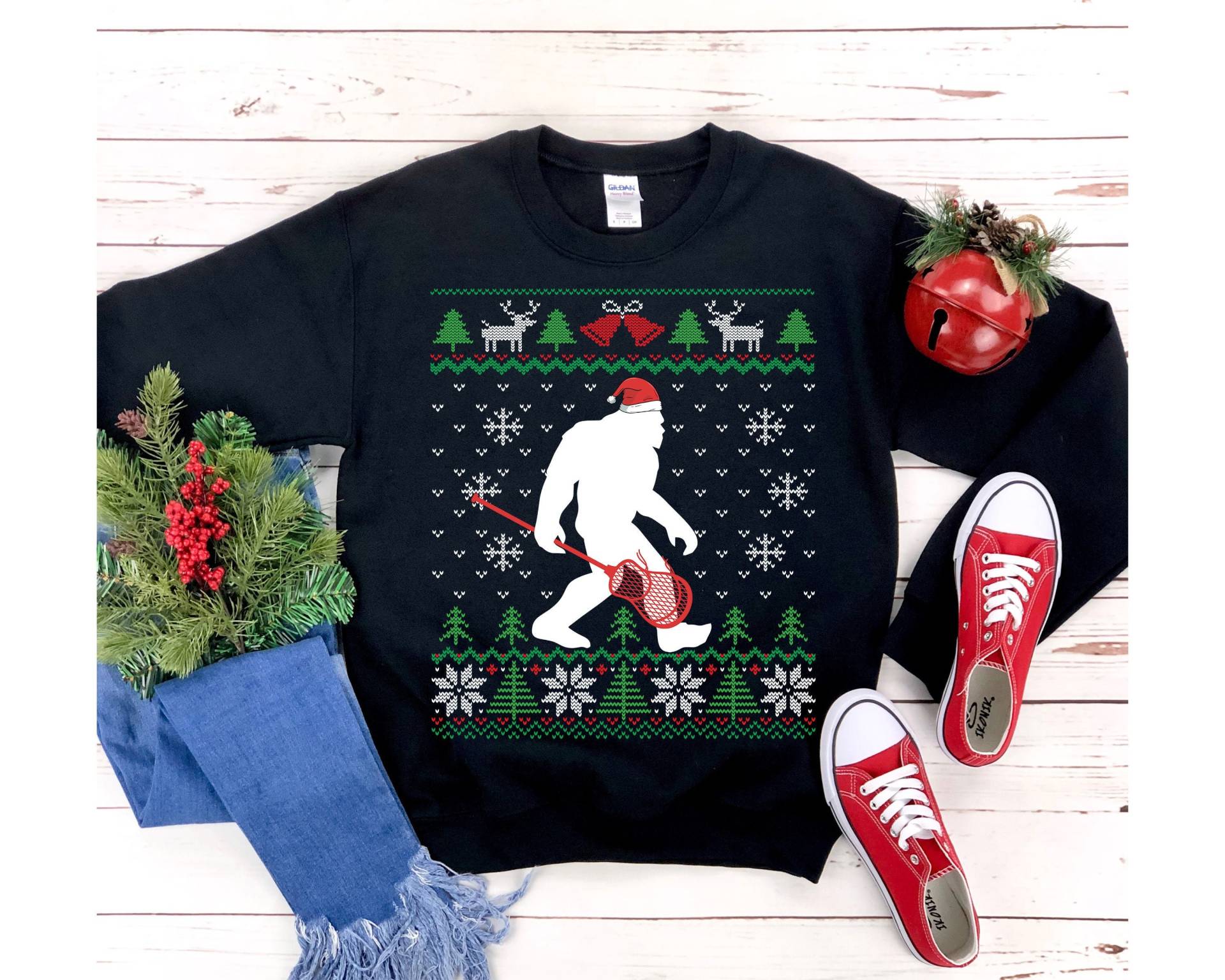 Lacrosse Spieler Lustige Hässliche Weihnachten Pullover Für Mädchen Und Männer Lax Stick Weihnachtsmütze Sasquatch Shirt Big Foot Sweatshirt von ModestMooseDesign