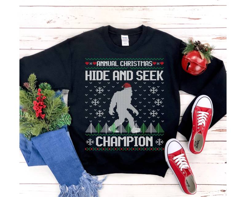 Lustige Hässliche Weihnachten Pullover Für Mann Weihnachtsmütze Sasquatch Shirt Bigfüße Versteckspiel Champion Weihnachtsgeschenk Vorhanden von ModestMooseDesign