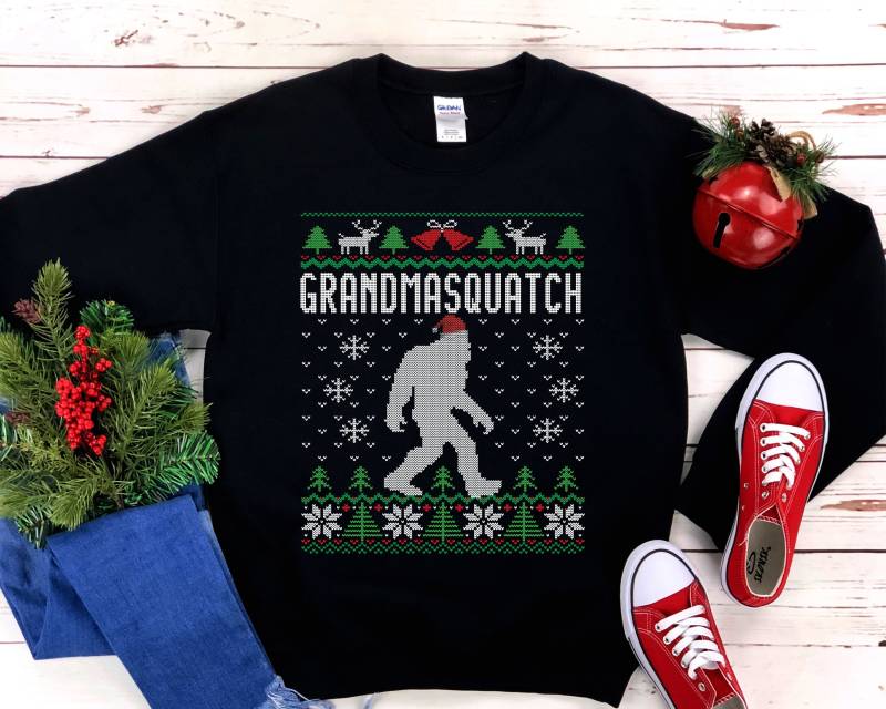 Passende Familie Hässliche Weihnachten Pullover Für Oma Santa Hut Sasquatch Shirt Xmas Big Foot Sweatshirt Unisex Heavy Blend Crewne von ModestMooseDesign
