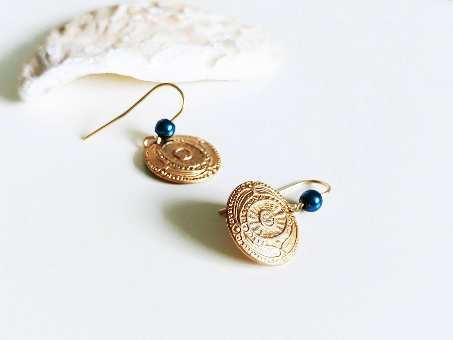 Boho Ohrhänger Mit Blauer Hämatit-Perle Und Ornament-Anhänger Aus Messing, Schmuck Boho Ohrhänger Mit Blauer Hämatit-Perle Und Ornament-Anhänger Aus Messing, Schmuck von Modetrueffel