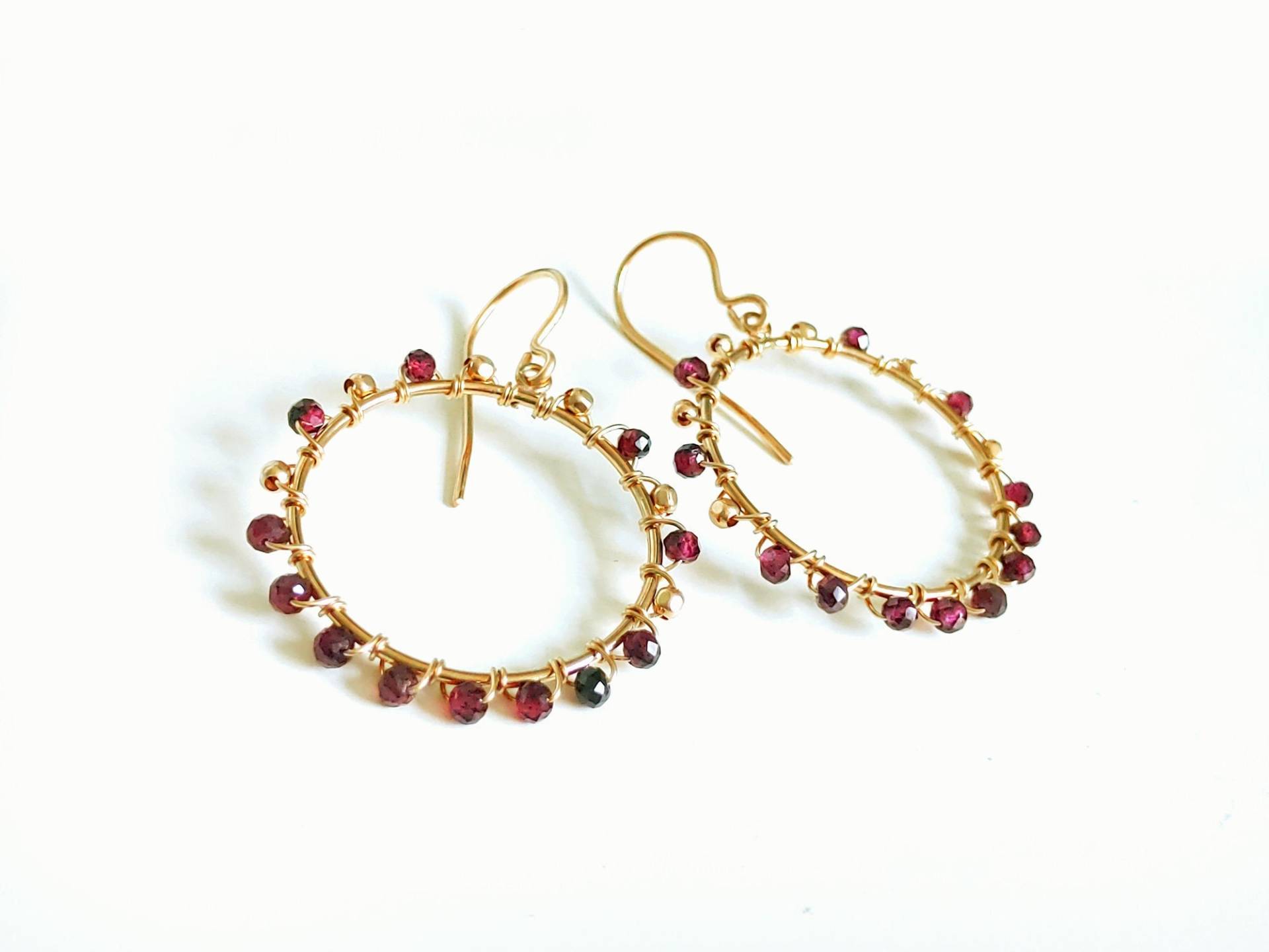 Filigrane Gold Filled Ohrringe Mit Granat, Januar Geburtsstein, Goldene Ohrhänger, Vergoldete Ohrringe, Roter Edelstein Schmuck von Modetrueffel