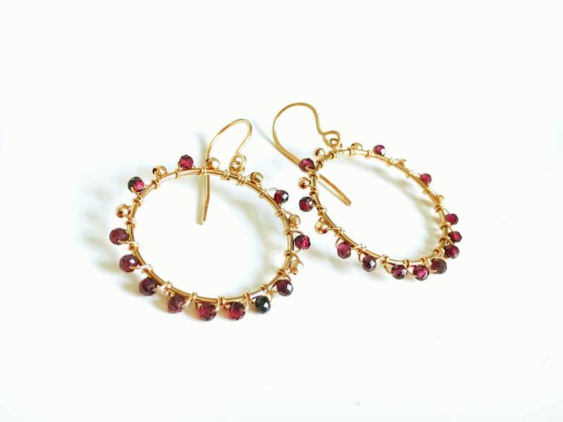 Filigrane Gold Filled Ohrringe Mit Granat, Januar Geburtsstein, Goldene Ohrhänger, Vergoldete Ohrringe, Roter Edelstein Schmuck von Modetrueffel