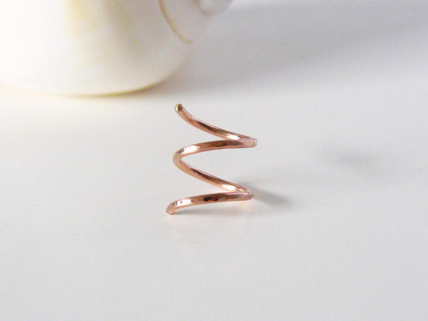Gehämmerter Spiral Ohrring Rose Gold Filled, Spirale Helix Ohrring, Knorpel Piercing Ring Gehämmert, Double Helix Hoops, Geschenk Gehämmerter Spiral Ohrring Rose Gold Filled, Spirale Helix Ohrring, Knorpel Piercing Ring Gehämmert, Double Helix Hoops, Geschenk von Modetrueffel