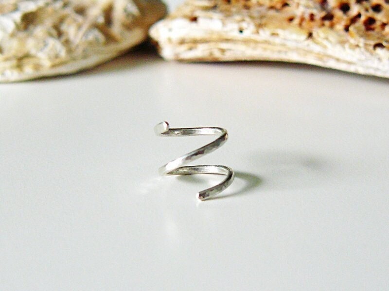 Gehämmerter Spiral Ohrring Silber, Spirale Helix Ohrring, 2 in 1, Knorpel Piercing Ring Gehämmert, Double Helix Hoops, Unique Gift Gehämmerter Spiral Ohrring Silber, Spirale Helix Ohrring, 2 in 1, Knorpel Piercing Ring Gehämmert, Double Helix Hoops, Unique Gift von Modetrueffel
