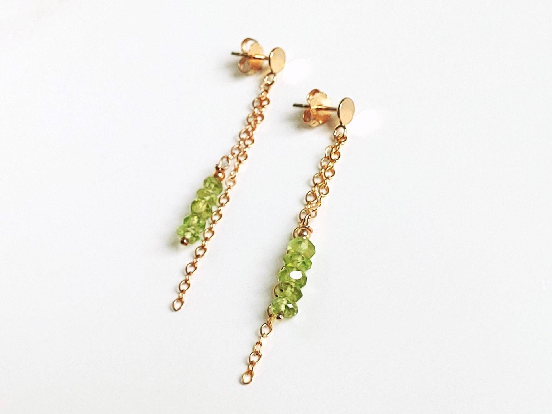 Gold Filled Ohrringe Mit Peridot, Edelsteinohrringe Grün, Filigrane Kettenohrringe, Plättchen Ohrstecker, Geburtsstein Schmuck August Gold Filled Ohrringe Mit Peridot, Edelsteinohrringe Grün, Filigrane Kettenohrringe, Plättchen Ohrstecker, Geburtsstein Schmuck August von Modetrueffel