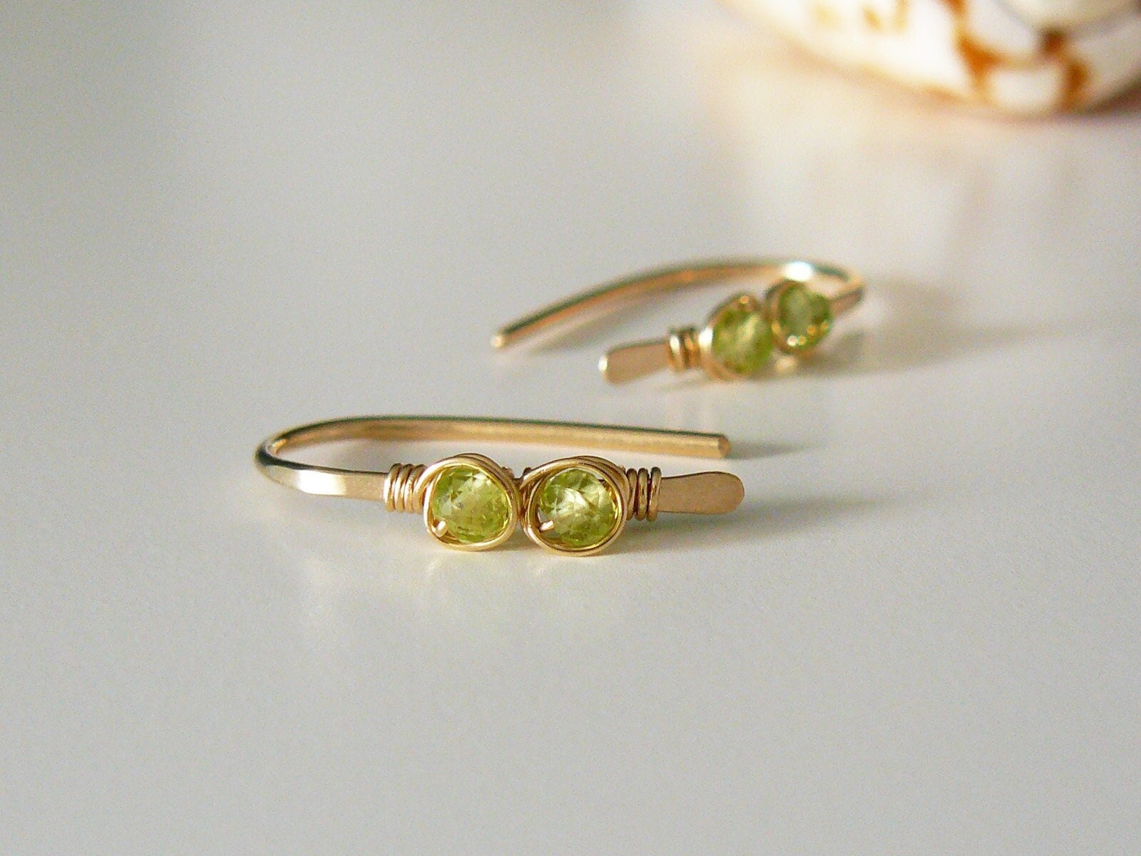 Peridot Ohrringe Gold Filled 2 cm, Kleine Ohrringe, Offene Creolen, August Geburtsstein Bogen Filled, Cute Earrings Peridot Ohrringe Gold Filled 2 cm, Kleine Ohrringe, Offene Creolen, August Geburtsstein Bogen Filled, Cute Earrings von Modetrueffel