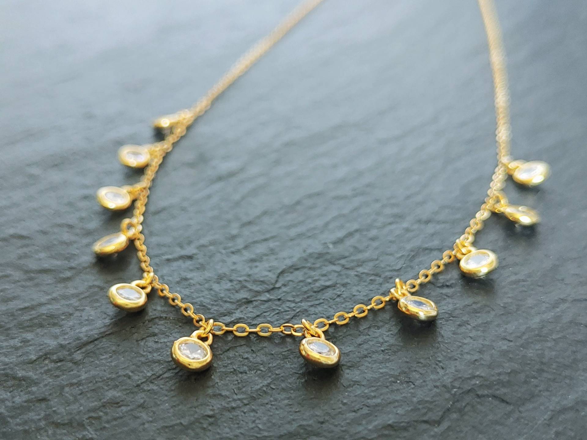 Vergoldete Halskette Mit Weißen Zirkonia Anhängern, Zierliche Layering Kette, Boho Kette Vergoldete Halskette Mit Weißen Zirkonia Anhängern, Zierliche Layering Kette, Boho Kette von Modetrueffel