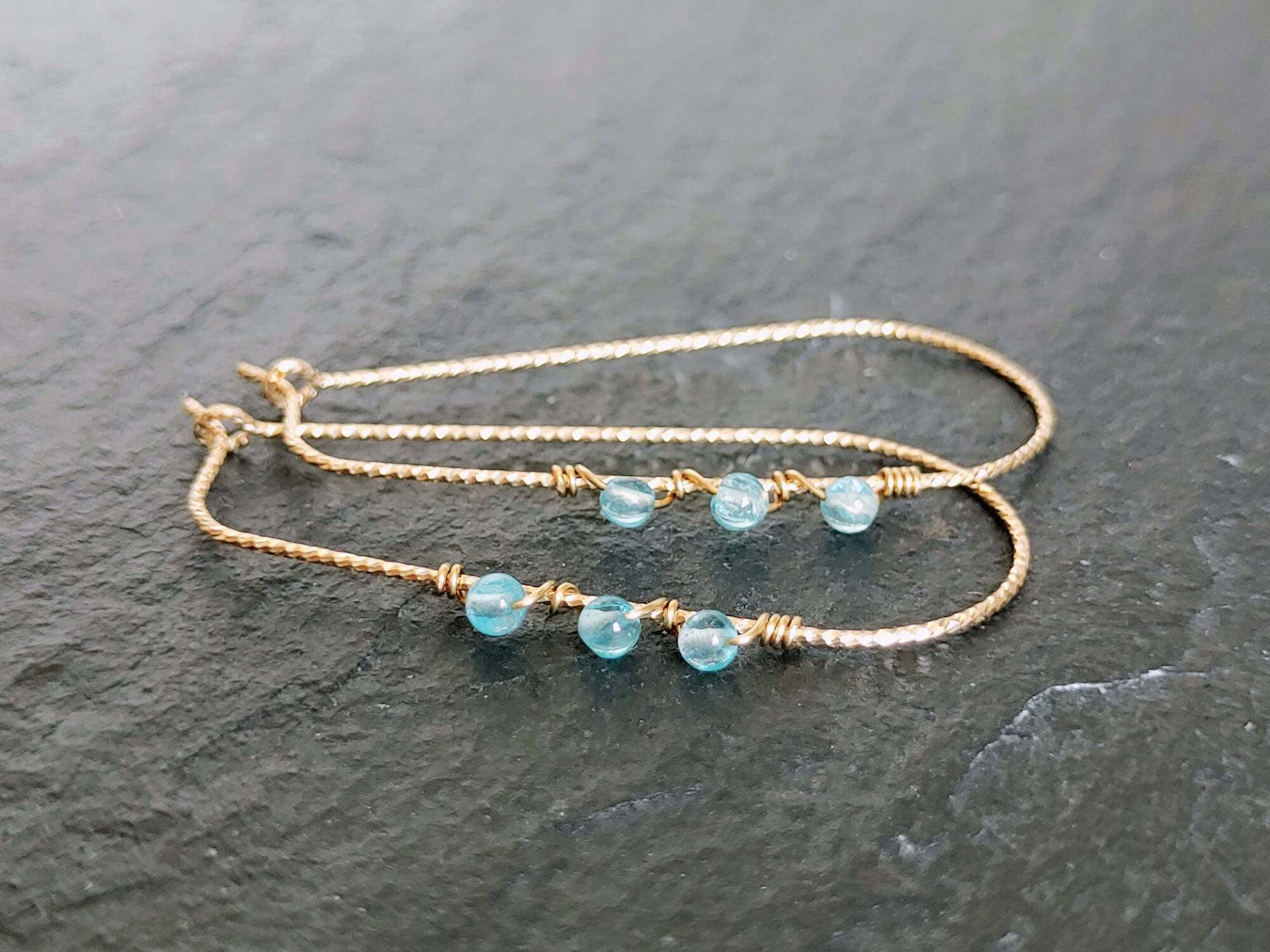 Zierliche Apatit Creolen Gold Filled, Leichte Dünne Tropfen, Hellblauer Apatit, Zierliche Boho Ohrringe, Filigraner Schmuck Zierliche Apatit Creolen Gold Filled, Leichte Dünne Tropfen, Hellblauer Apatit, Zierliche Boho Ohrringe, Filigraner Schmuck von Modetrueffel