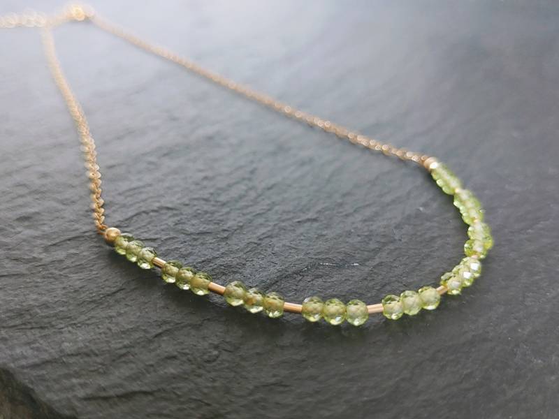 Zierliche Peridot Kette Gold Filled, Geburtsstein August, Halskette Längenverstellbar, Edelstein Schmuck, Für Frauen von Modetrueffel