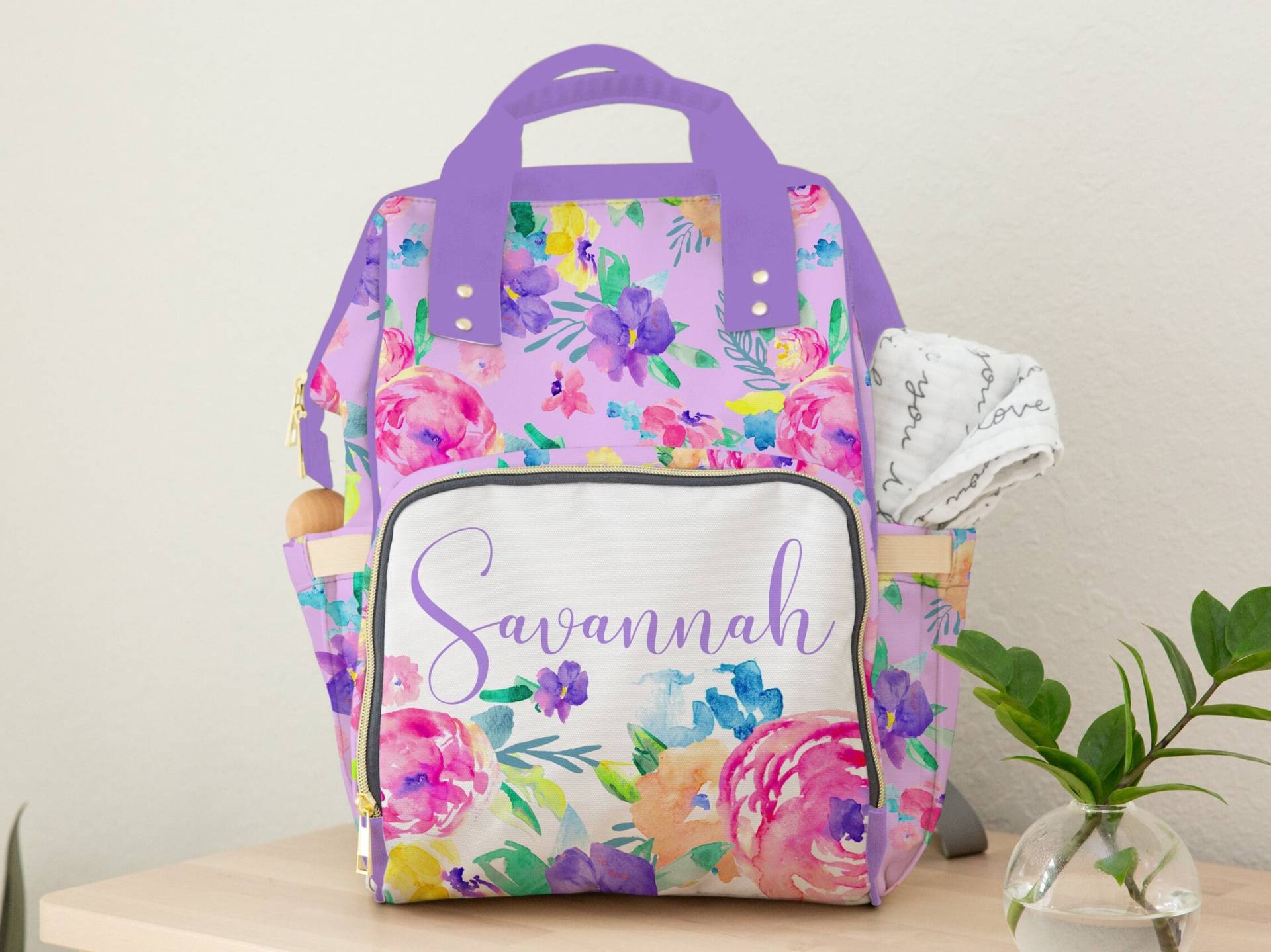 Florale Personalisierte Wickeltasche, Rucksack, Baby Mädchen, Lila Kinderzimmer Dekor, Mädchen Shower Geschenk, Namenswindeltasche, Helles von ModifiedTot