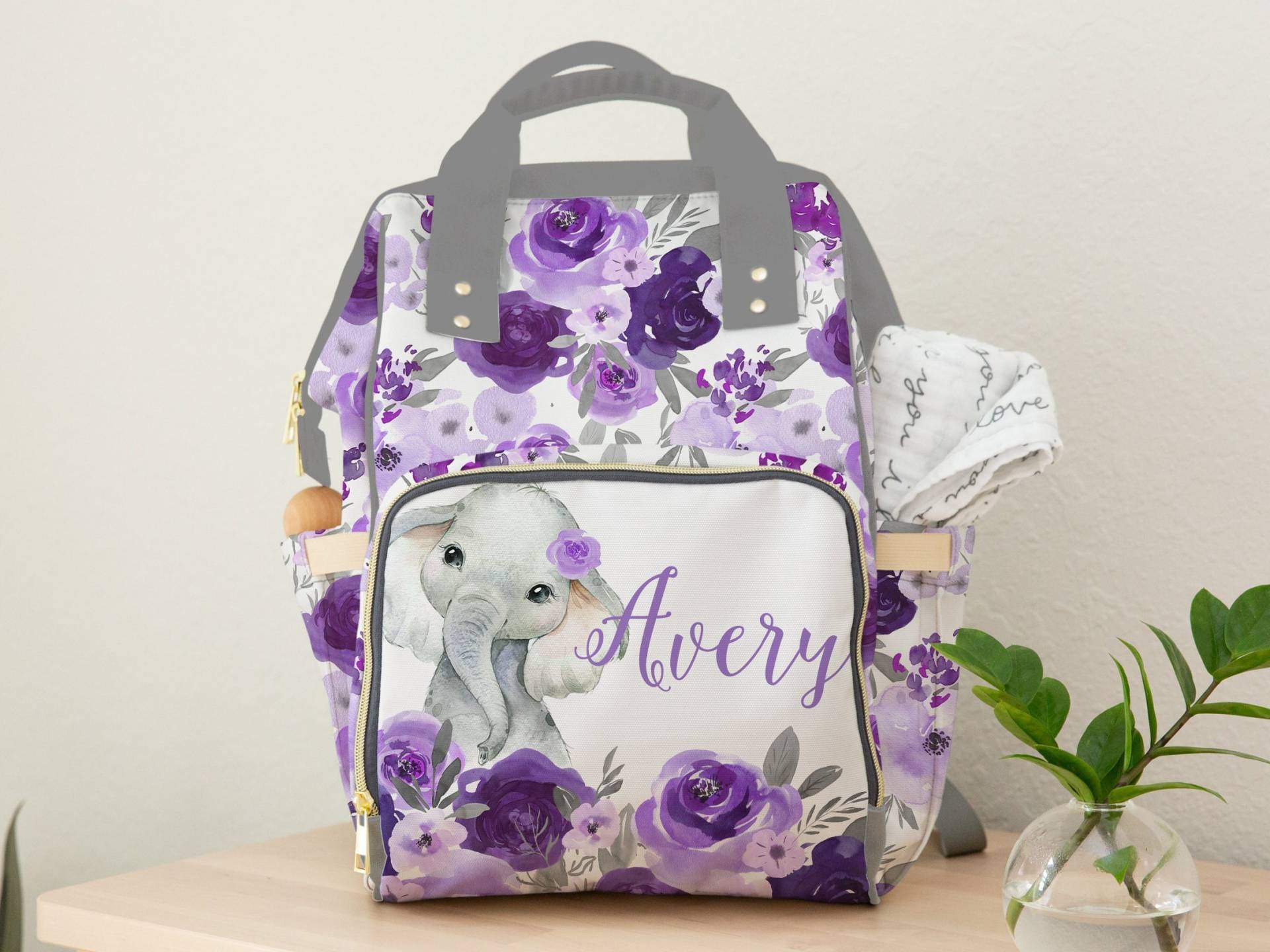 Personalisierte Wickeltasche, Rucksack, Baby Mädchen, Lila Kinderzimmer Dekor, Elefant-Baby-Dusche-Geschenk, Blumen von ModifiedTot