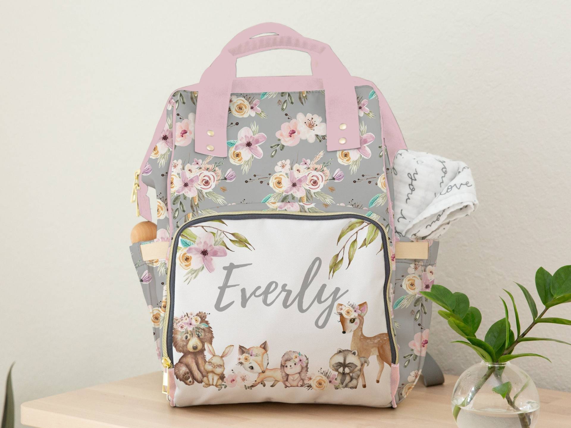 Personalisierte Wickeltasche, Rucksack, Baby Mädchen, Wald Kinderzimmer Dekor, Mädchen Dusche Geschenk, Blumen Windel Tasche, Kinderzimmer, Hirsch von ModifiedTot