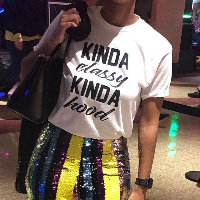 Kinda Classy Hood T-Shirt Lustiges Unisex T-Shirt von ModishChicBoutique