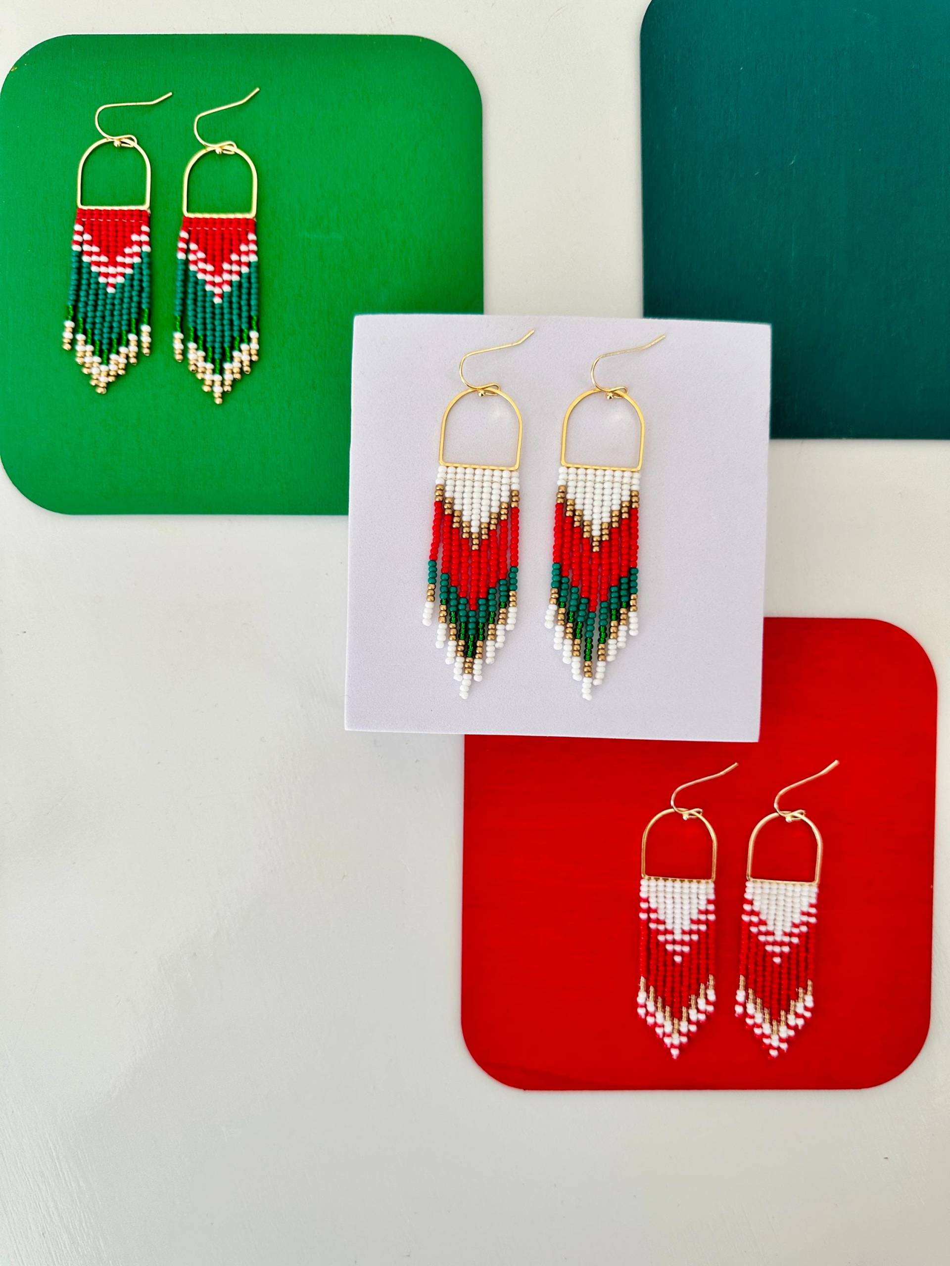 Handgemachte Perlen Ohrringe Von Modish/Feiertage - Weihnachtsfarben Modern Boho Fransen von ModishJS