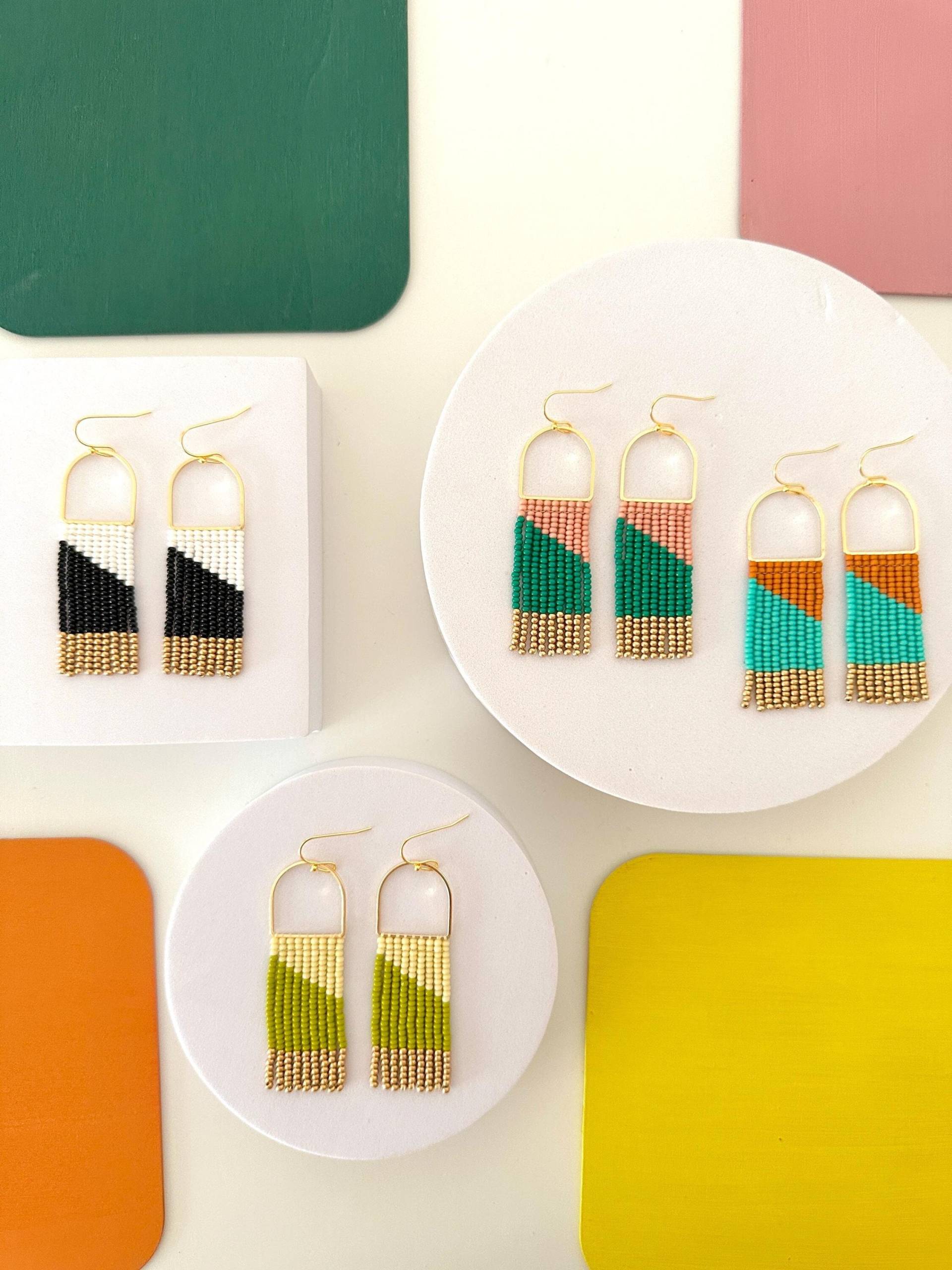Handgemachte Rocailles Perlen Ohrringe By Modish/Modern Boho Color Block Handgemachte Rocailles Perlen Ohrringe By Modish/Modern Boho Color Block von ModishJS