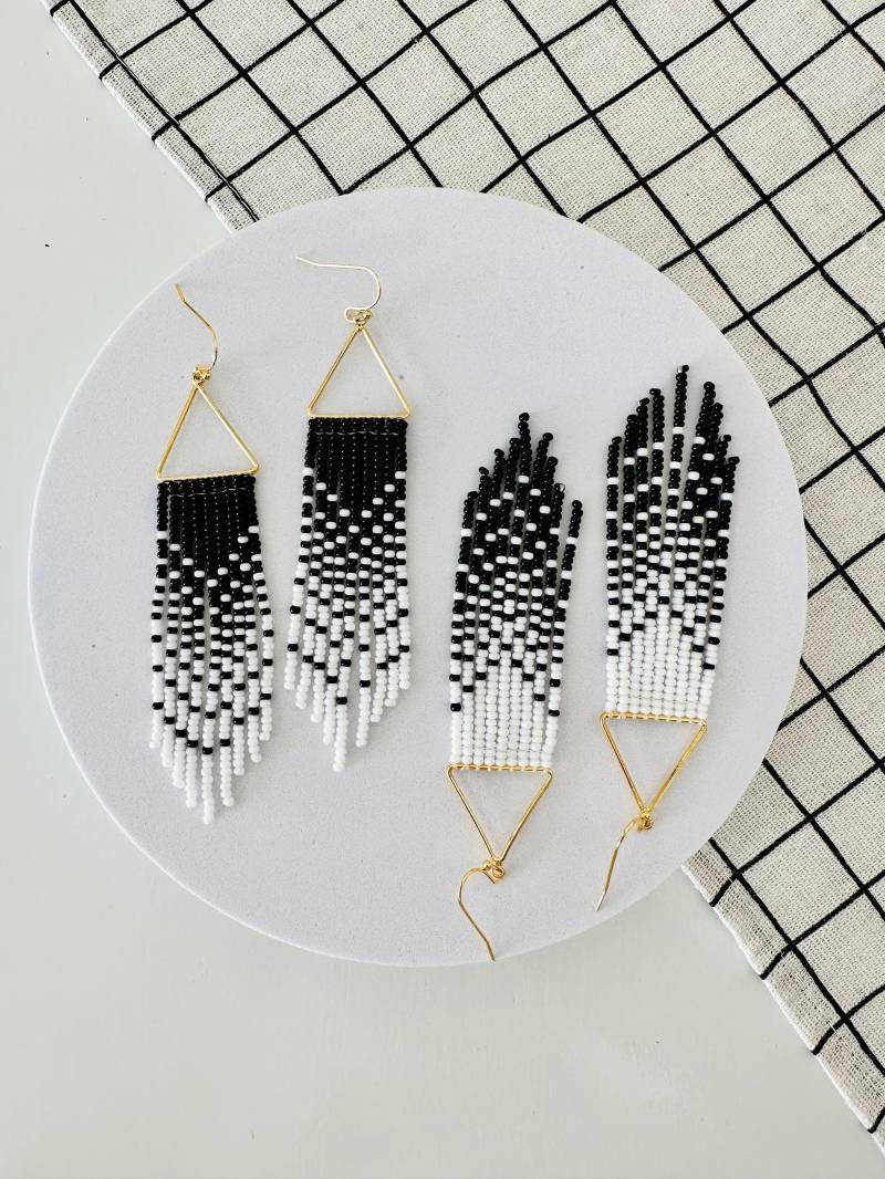 Handgemachte Rocailles Perlen Ohrringe By Modish/Modern Schwarz Und Weiß von ModishJS