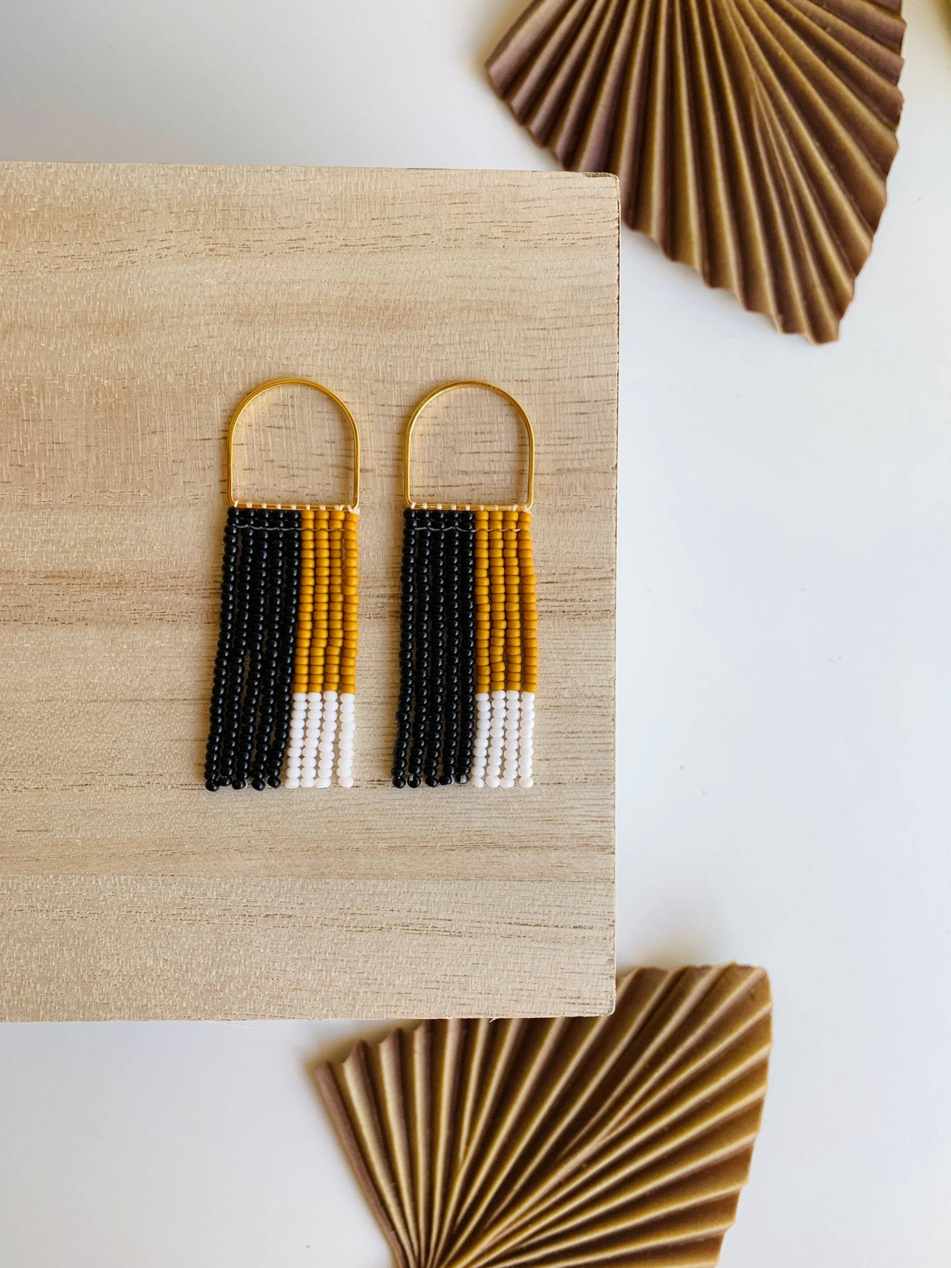 Handgemachte Rocailles Perlen Ohrringe By Modish/Schwarz, Gold, Weiss Handgemachte Rocailles Perlen Ohrringe By Modish/Schwarz, Gold, Weiss von ModishJS
