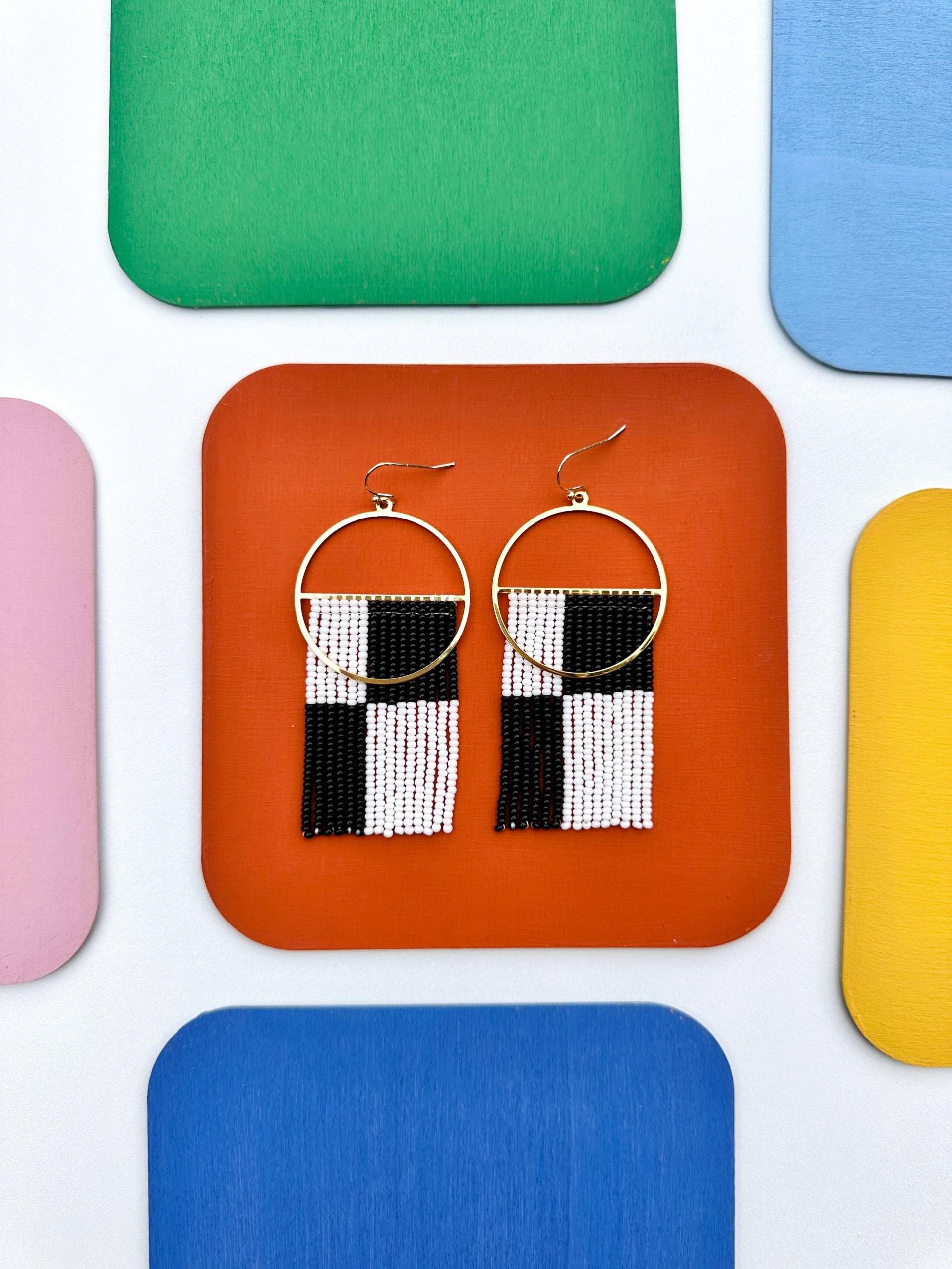 Handgemachte Rocailles Perlen Ohrringe By Modish/Schwarz & Weiß Fun Statement Ohrschmuck Handgemachte Rocailles Perlen Ohrringe By Modish/Schwarz & Weiß Fun Statement Ohrschmuck von ModishJS
