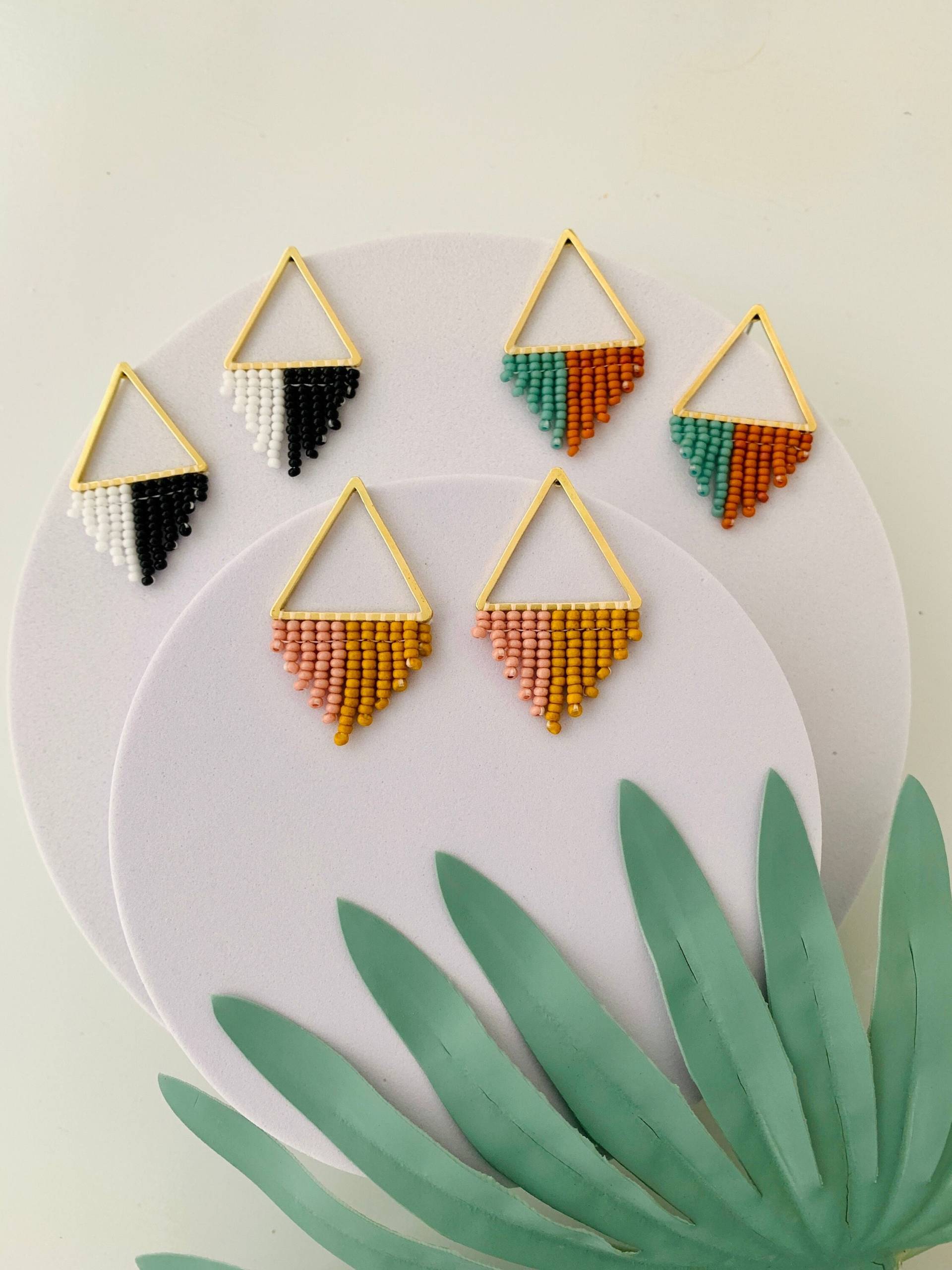Handgemachte Rocailles Perlen Ohrringe Von Modish/Beaded Triangle Post Modern Boho Handgemachte Rocailles Perlen Ohrringe Von Modish/Beaded Triangle Post Modern Boho von ModishJS