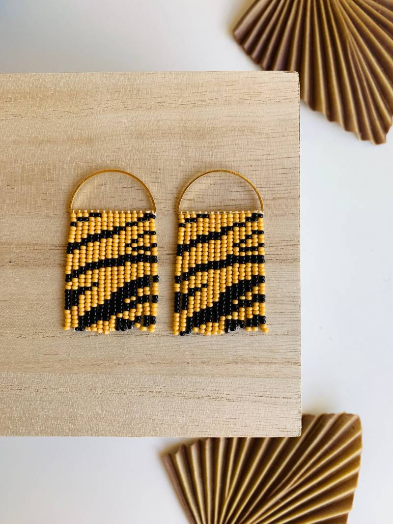 Handgemachte Rocailles Perlen Ohrringe Von Modish/Gold Und Schwarz Tiger Stripes von ModishJS