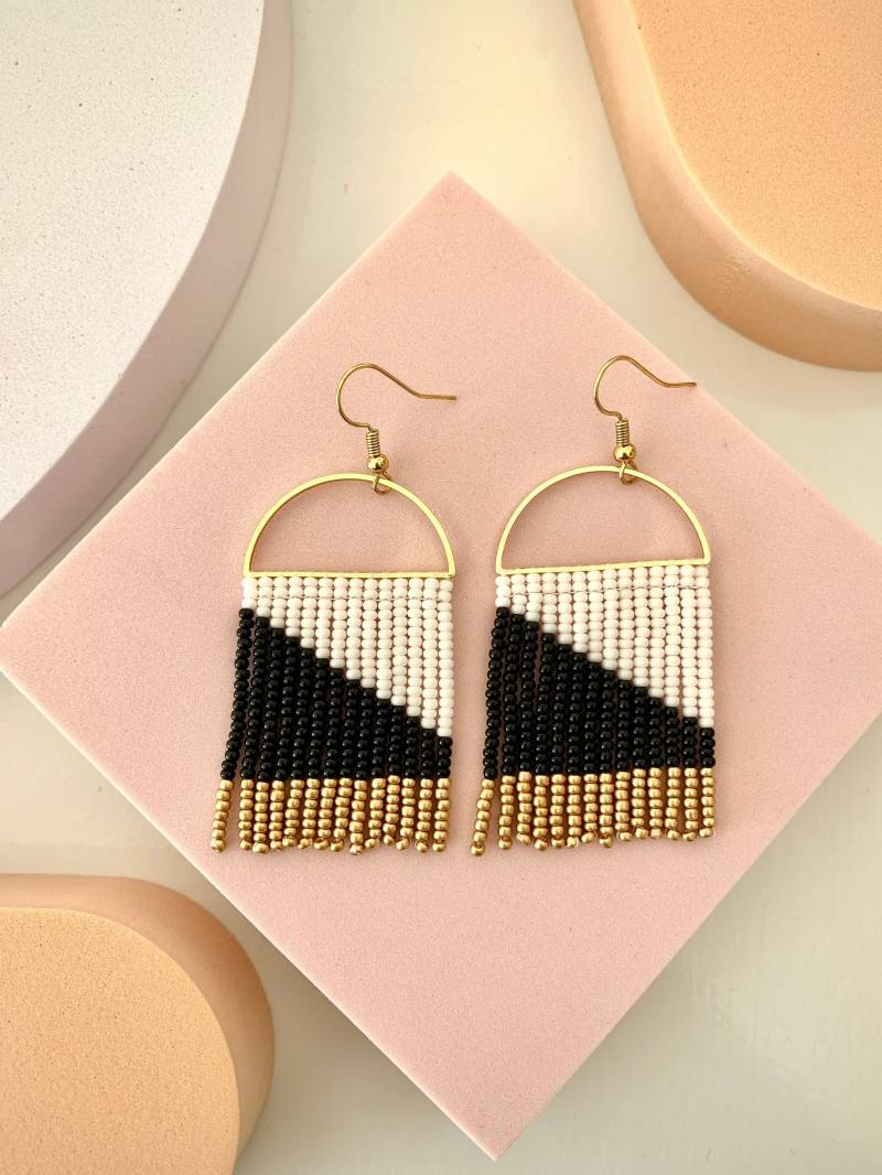 Handgemachte Rocailles Perlen Ohrringe Von Modish/Modern /Boho Schwarz Und Weiß von ModishJS