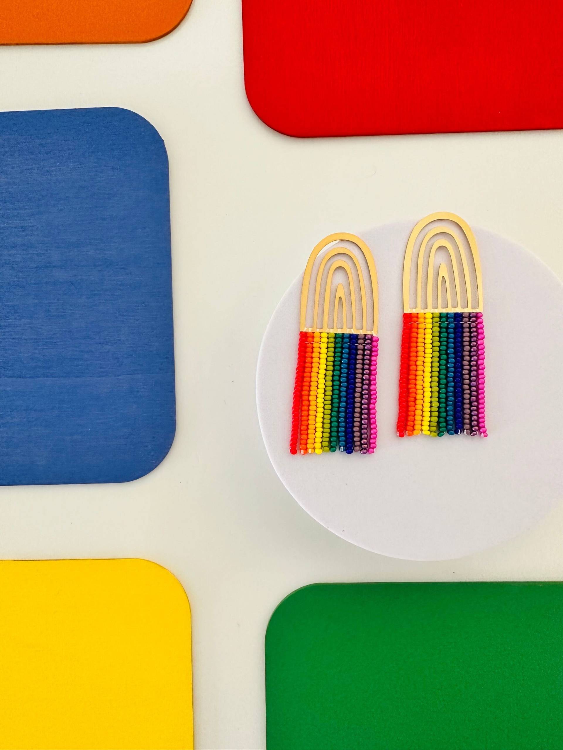 Handgemachte Rocailles Perlen Ohrringe Von Modish/Regenbogen Bunt Handgemachte Rocailles Perlen Ohrringe Von Modish/Regenbogen Bunt von ModishJS