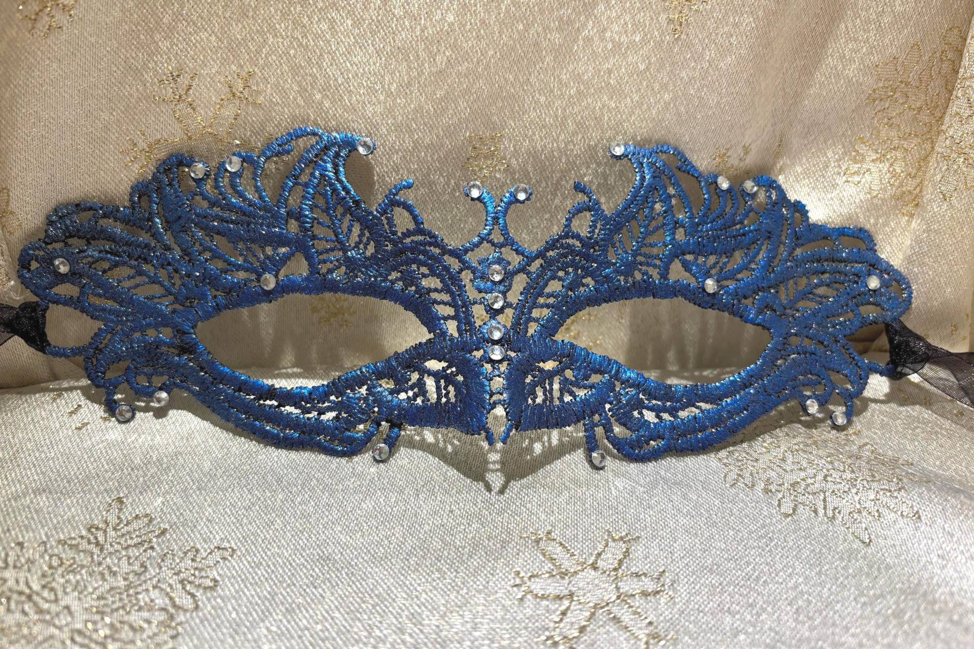 Blaue Spitze Diamante Maskerade Maske Mit Satinband Blaue Spitze Diamante Maskerade Maske Mit Satinband von ModisteMasquerade