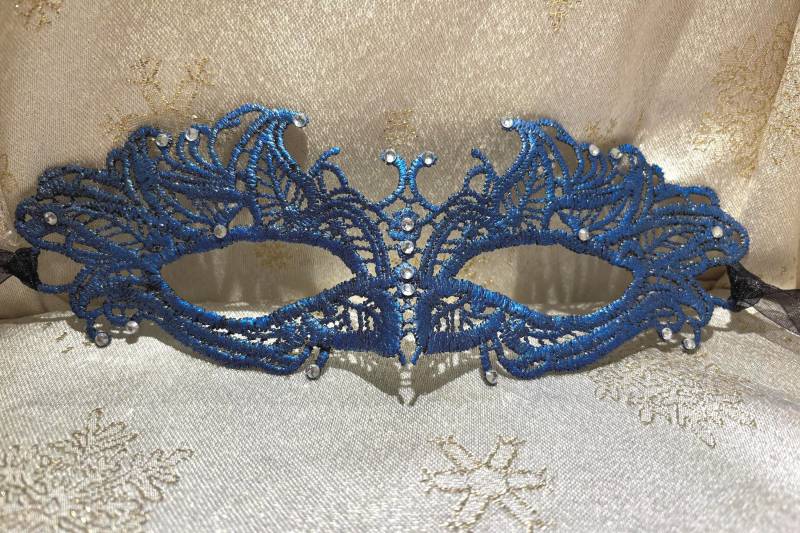 Blaue Spitze Diamante Maskerade Maske Mit Satinband Blaue Spitze Diamante Maskerade Maske Mit Satinband von ModisteMasquerade