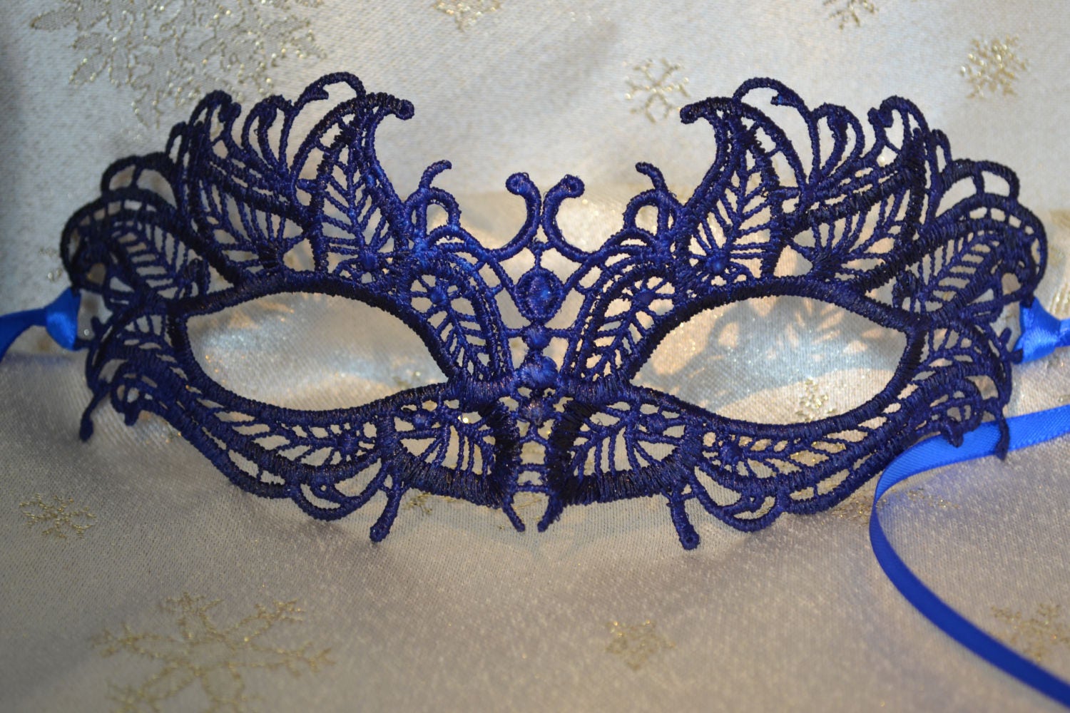 Blaue Lace Maskerade Maske Mit Satinschleife Blaue Lace Maskerade Maske Mit Satinschleife von ModisteMasquerade