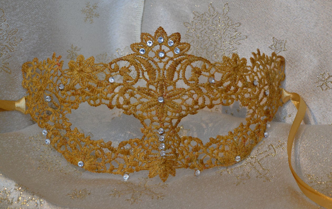 Gold Lace Masquerade Maske Mit Strass Und Satinbändern Gold Lace Masquerade Maske Mit Strass Und Satinbändern von ModisteMasquerade