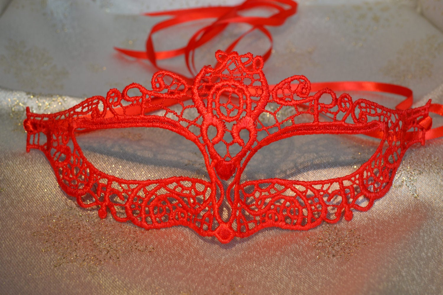 Rote Spitzen Maskerade Maske Satin Schleifen, Silber Organza Tasche Rote Spitzen Maskerade Maske Satin Schleifen, Silber Organza Tasche von ModisteMasquerade