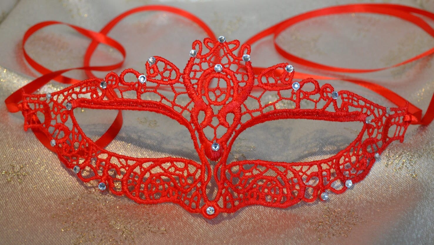 Rote Spitze Maskerade Maske Strasssteine & Satinband Rote Spitze Maskerade Maske Strasssteine & Satinband von ModisteMasquerade