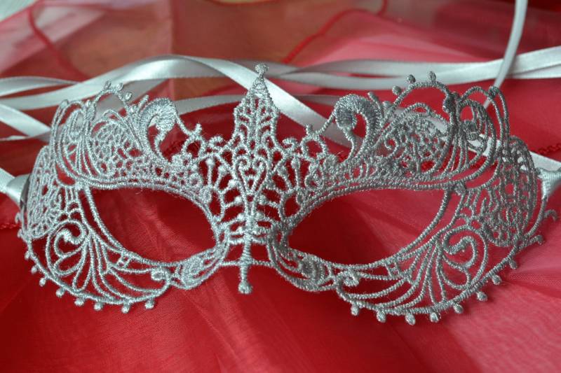 Silberne Spitze Masquerade Maske Elegante Party Maske Mit Schleifen Silberne Spitze Masquerade Maske Elegante Party Maske Mit Schleifen von ModisteMasquerade